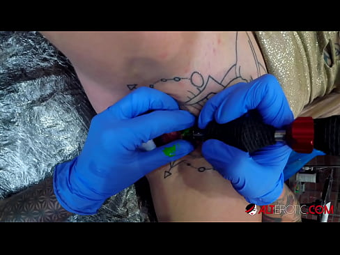 ❤️ Extremamente tatuada, a brasa Sully Savage fez uma tatuagem em seu clítoris Porno bonito em pt-br.stroybassein.ru ☑